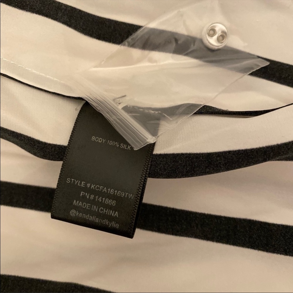 🔵 Kendall & Kylie Black & White Stripe Button Down - Picture 4 of 5